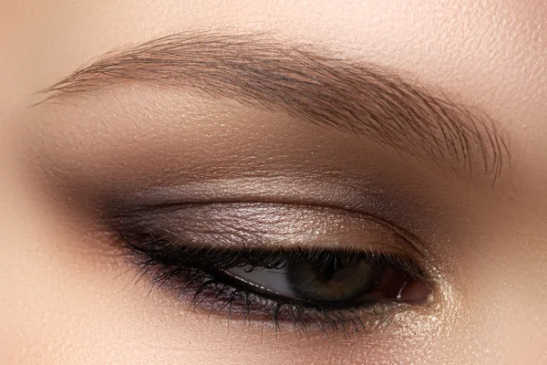 Maquillaje de ojos. Hermosos ojos maquillaje. Detalles de maquillaje navideño. Pestañas largas. Primer plano de maquillaje de ojos femeninos en el estilo de ojos ahumados — Foto de Stock