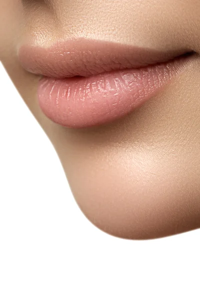 Primo piano delle labbra della donna con trucco naturale rossetto beige moda. Labbra perfette. Sexy Girl Mouth da vicino. Bellezza giovane donna Sorridi. Labbro pieno grassoccio naturale. Aumento delle labbra. Detai da vicino — Foto Stock