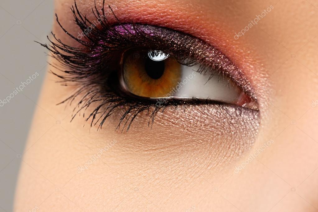 Makroaufnahme des schönen Auges der Frau, helles und tiefes Make-up