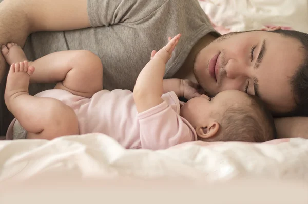 Baba bebek kızıyla vakit geçiriyor — Stok fotoğraf