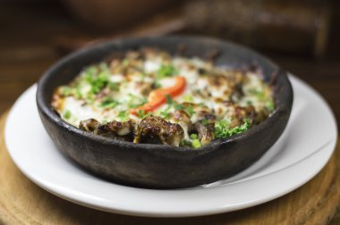 Et ve mantar ile Gürcü çanak