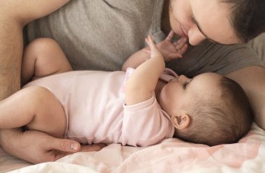 baba bebek kızıyla vakit geçiriyor