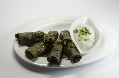 ekşi krema ile dolmadakia dolması pirinç üzüm yaprakları