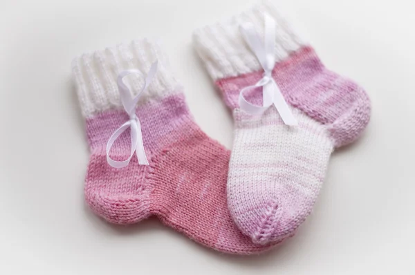 Chaussettes bébé en laine rose avec un noeud — Photo