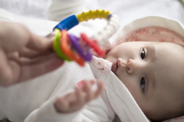 Bayi yang baru lahir mengulurkan tangan untuk mainan — Stok Foto