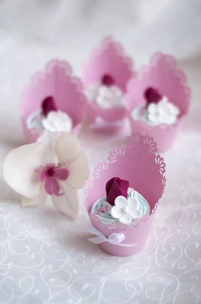 Pink cupcakes decorated with cream and roses — Stock Photo, Image