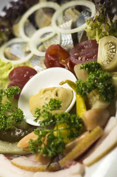 Aperitivo ucraniano tocino, arenque y verduras — Foto de Stock