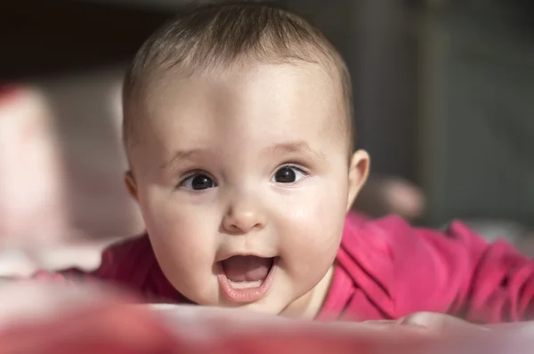 Retrato de sorrir pequena menina — Fotografia de Stock