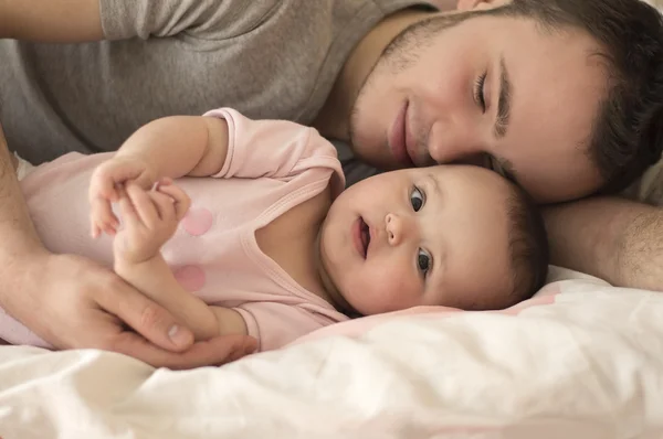 Retrato de pai com bebê filha — Fotografia de Stock