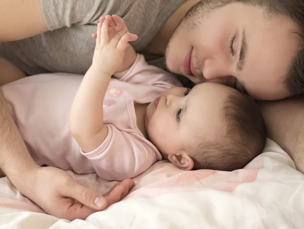 Padre durmiendo con bebé hija —  Fotos de Stock