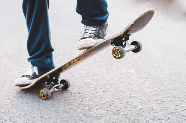 Mann auf einem Skateboard — Stockfoto
