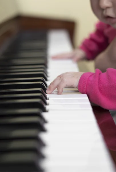 Маленькая девочка маленькие пальчики играют на пианино — стоковое фото