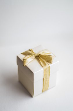 Altın yay ile beyaz hediye kutusu
