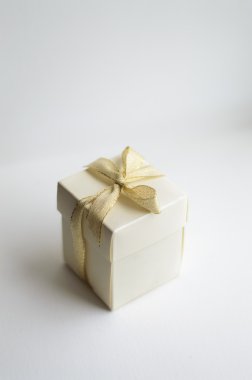 Altın fiyonklu hediye kutusu.