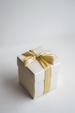 Altın yay ile beyaz hediye kutusu