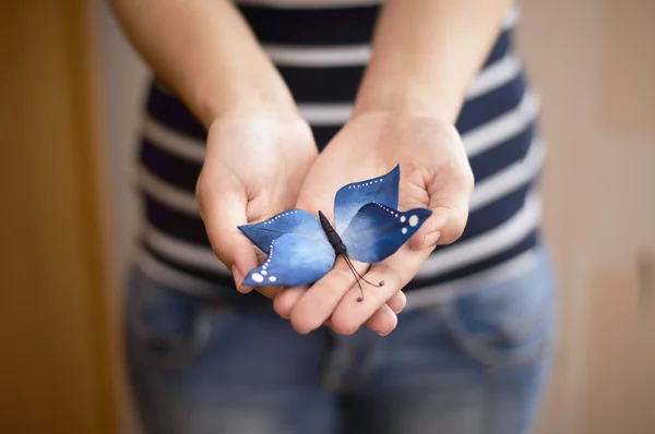 Sugar Blue papillon dans les mains des femmes — Photo