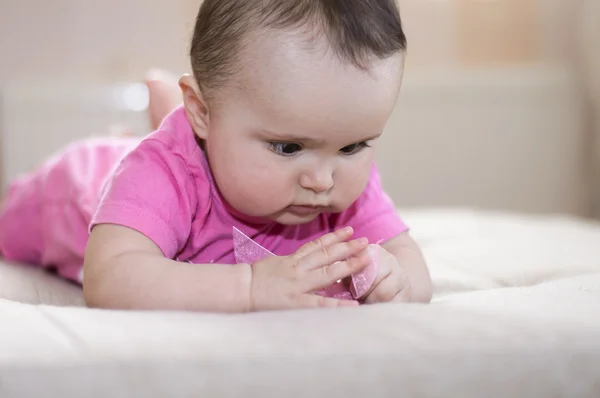 Bayi lucu memperlakukan jari-jarinya — Stok Foto