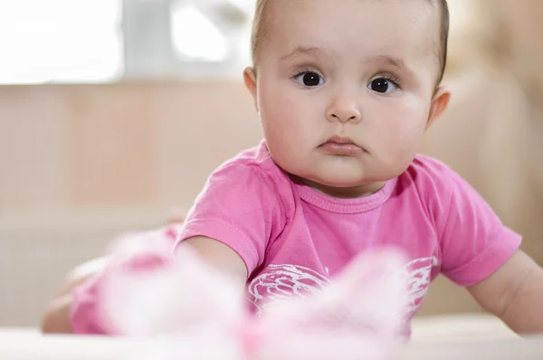 Bayi yang lucu melihat busur — Stok Foto