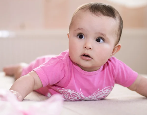 Bebê bonito com um olhar sério — Fotografia de Stock
