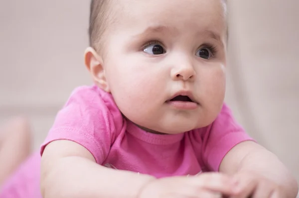 Bonito bebê menina em rosa — Fotografia de Stock