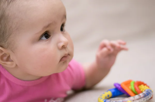 Bambino con sonaglio giocattolo — Foto Stock