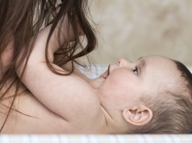 Annenin saç açgözlü bebek gelişimi