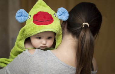 anne sarılma bebek banyodan sonra bir havlu ile sarılmış