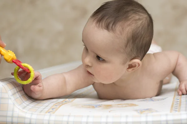 Bayi bermain dengan mainan — Stok Foto