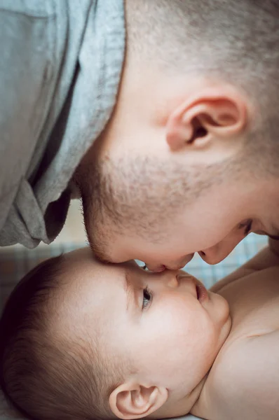 Mladý otec otec něhy polibky dcery nos — Stock fotografie
