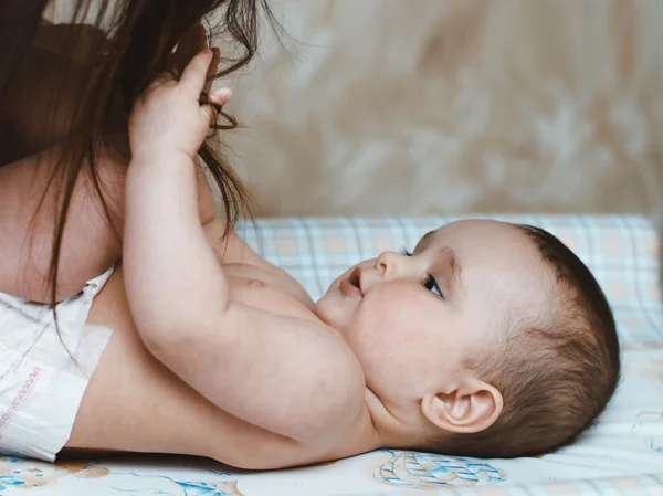 Bebé agarrou o cabelo da minha mãe — Fotografia de Stock