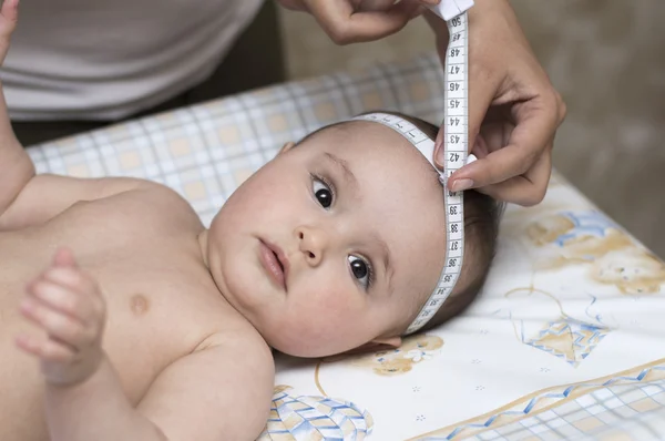 Therapeut misst die Größe des Kopfes eines schönen Babys — Stockfoto