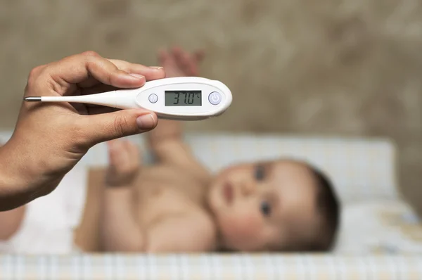 Μωρό παιδί θερμόμετρο για τη μέτρηση της θερμοκρασίας — Φωτογραφία Αρχείου