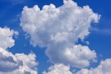 Mavi gökyüzündeki bulutlar