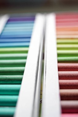 Pakette çok renkli pastel kalemler var.