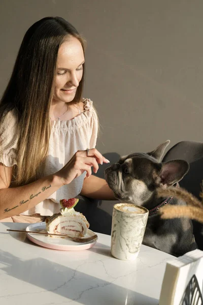 Ein Russisches Mädchen Füttert Ihre Französische Bulldogge Von Hand Sie — Stockfoto