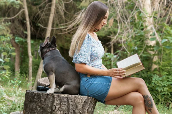 Ein Mädchen Sitzt Seitlich Zum Betrachter Auf Einem Baumstumpf Und — Stockfoto