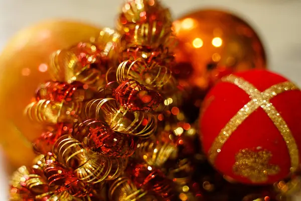 红色和橙色的金银花 橙色和红色的圣诞球 — 图库照片