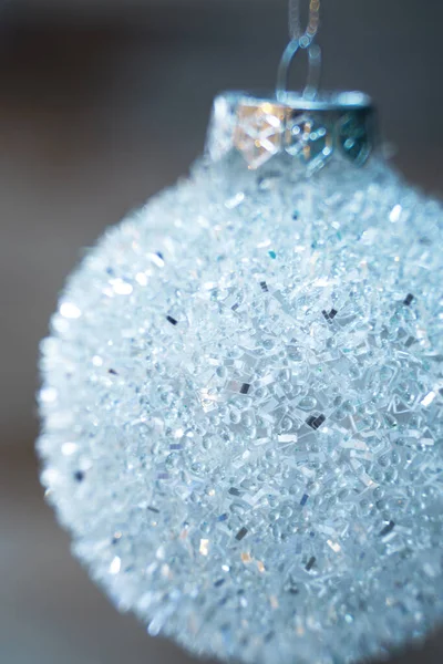 Κοντινό Πλάνο Μινιμαλιστική Φωτογραφία Της Χριστουγεννιάτικης Μπάλας Προσομοίωση Χιονιού Και — Φωτογραφία Αρχείου