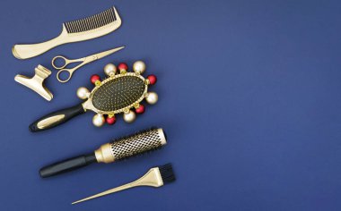 Mavi arka planda altın rengi kuaförlü yeni yıl afişi. Tarak Noel toplarıyla süslenmiş.. 