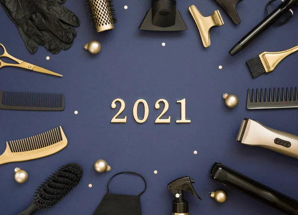 New years banner with hairdressing tools, Christmas balls and numbers 2021. Gold and black hair salon accessories on a blue background. — Stock Photo, Image