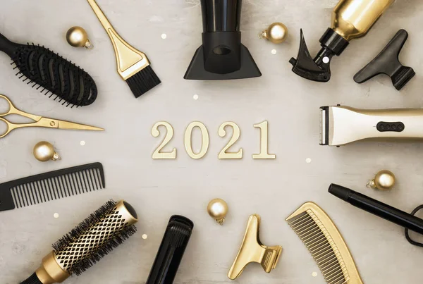 Banner de ano novo com ferramentas de cabeleireiro e figuras 2021. Ouro e itens de salão de beleza de cabelo preto. — Fotografia de Stock