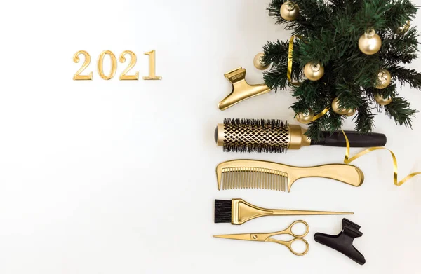 Banner com ferramentas de cabeleireiro na cor dourada, números 2021 e uma árvore de Natal em um fundo branco. Modelo de férias com acessórios de salão de cabelo. — Fotografia de Stock