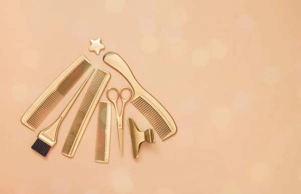 Altın kuaför aksesuarlarıyla yeni yıl arkaplanı. Kuaför aletleri, makas, tarak, fırça ve metin için boşluk Noel ağacı.