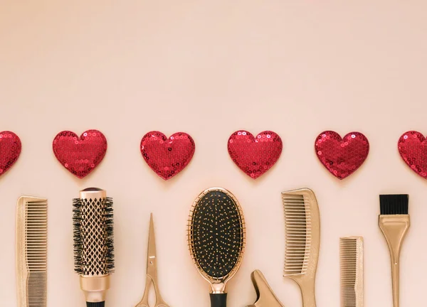 Alla hjärtans dag mall med frisör verktyg och hjärtan. Guld hår salong tillbehör. — Stockfoto