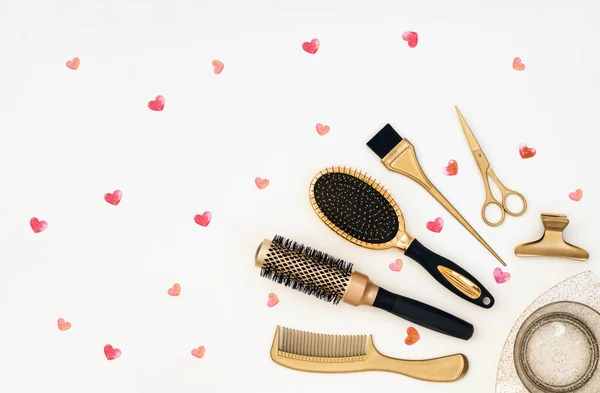 Guldfärgade hår salong tillbehör, kammar, klipp, sax, färgning borste och skål på en vit bakgrund. banner med frisör verktyg och små hjärtan med utrymme för text. — Stockfoto