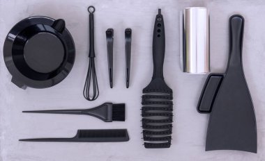 Saç boyama için kuaför aletleri. Kuaför salonu aksesuarları gri arka planda siyah..