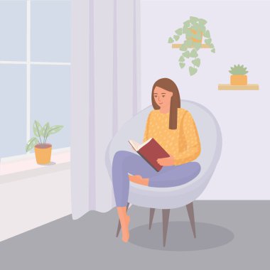 Pencerenin yanındaki sandalyede oturan bir kız kitap okuyor. Ev eğlencesi, eğlence ya da eğitim. Sarı gömlekli genç bir kadın, mor pantolonlu ve çiçekli..