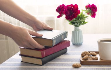 Pencerenin yanındaki masada kitap okuyordum. Eldeki kitap, evdeki sabah kahvesi ya da bir kafede, rahat bir atmosfer..