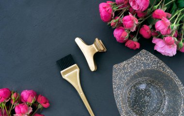 Koyu arkaplanda saç boyası ve güller için bir kase ve fırça ile şablon. Metin için yeri olan kuaför salonu afişi