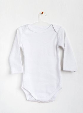 Askıda beyaz bebek kıyafetleri. Tasarım için model.